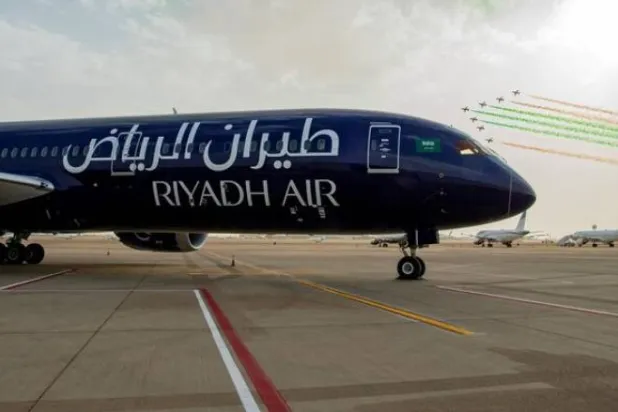 طائرة «بوينغ 878-9 دريملاينر» التابعة لـ«طيران الرياض» في مطار الملك خالد الدولي (أرشيفية - الرياض)