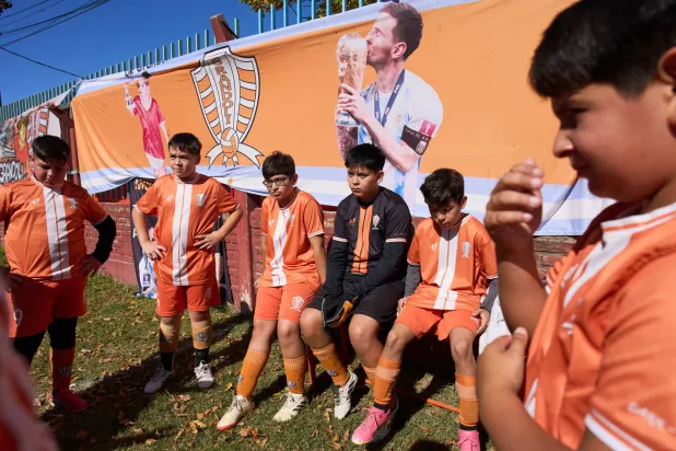 هناك دائماً طفل يركض خلف الكرة من دون أن يعرف أنّ العالم ينتظره (أ.ب)