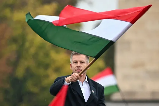 Peter Magyar, ülkesinin bayrağını sallıyor. (AFP)