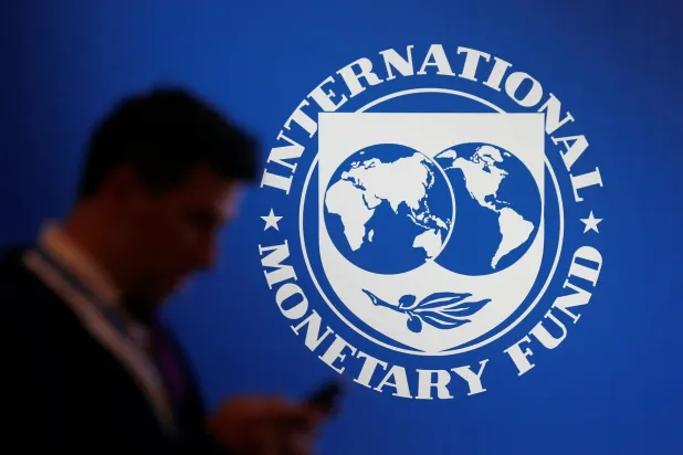 يتوقع صندوق النقد الدولي دخلاً صافياً يبلغ نحو 2.6 مليار دولار في كل من السنتين الماليتين 2027 و2028 (رويترز)