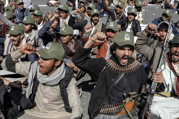 مسلحون حوثيون يرددون «الصرخة الخمينية» خلال تجمع في صنعاء (أ.ف.ب)
