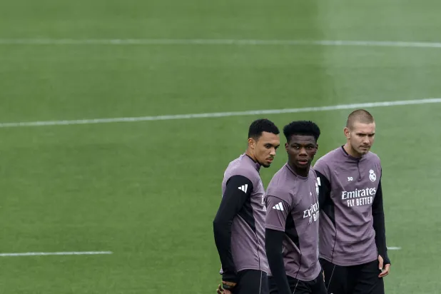 أوريليان تشواميني في المنتصف خلال تدريب ريال مدريد قبل الكلاسيكو (أ.ف.ب)