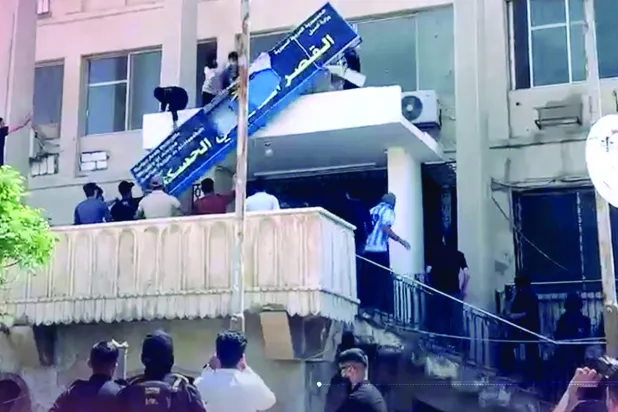 إنزال اللوحة التعريفية بعد الهجوم على قصر العدل في الحسكة لأنها لم تتضمن اللغة الكردية الخميس الماضي (ولات)