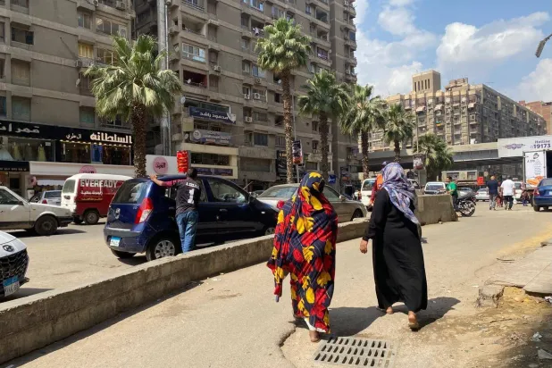 سيدتان سودانيتان تتجولان في شارع فيصل بمصر (الشرق الأوسط)