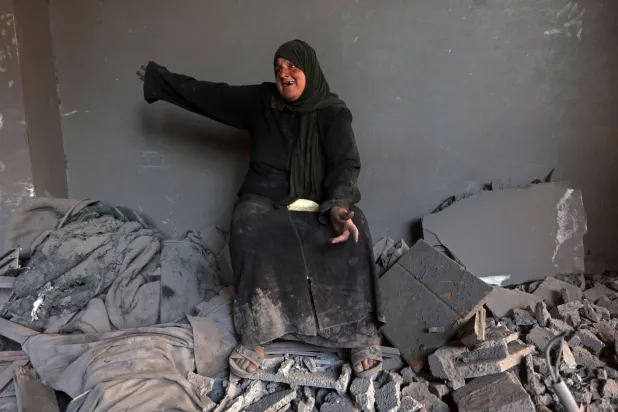 فلسطينية تبكي وسط دمار مبنى استهدفته غارة إسرائيلية في مخيم الشاطئ بمدينة غزة السبت (أ.ف.ب)