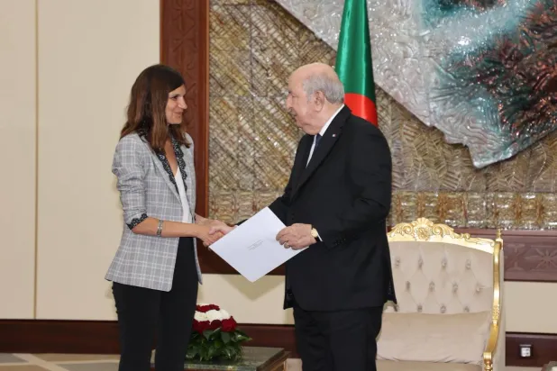الرئيس الجزائري عبد المجيد تبون متسلماً رسائل نظيره الفرنسي من الوزيرة المكلفة شؤون القوات المسلحة وقدامى المحاربين أليس روفو (الرئاسة الجزائرية)