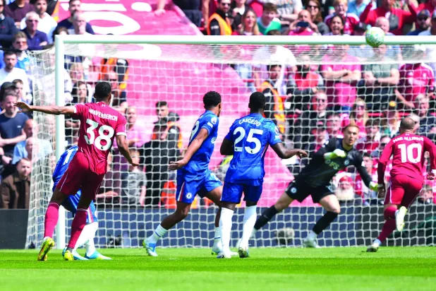 
تسديدة لاعب ليفربول راين خرافنبرخ (يسار) في طريقها لمعانقة شباك تشيلسي (د.ب.أ)