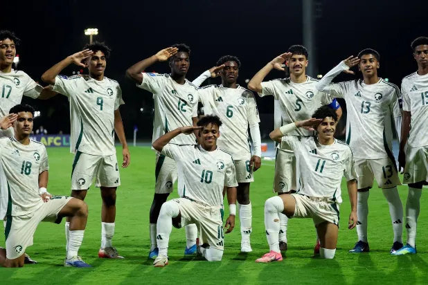 لاعبو الأخضر يحتفلون بالفوز على تايلاند (موقع المنتخب السعودي)