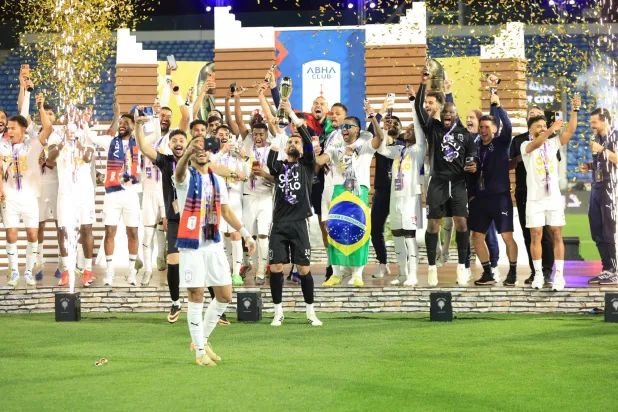 لاعبو أبها لحظة تتويجهم بلقب دوري يلو (موقع النادي)