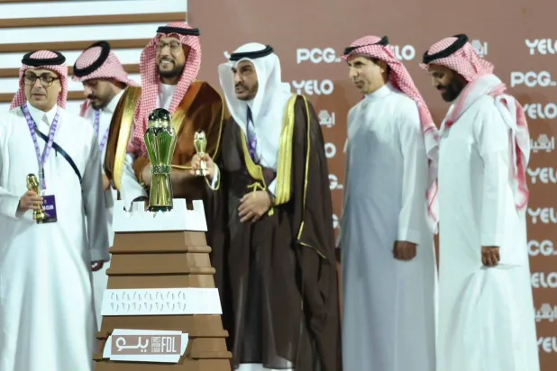 الأمير خالد بن سطام يتويج أبها بالكأس ويظهر معه سعد الأحمري رئيس النادي (الشرق الأوسط)