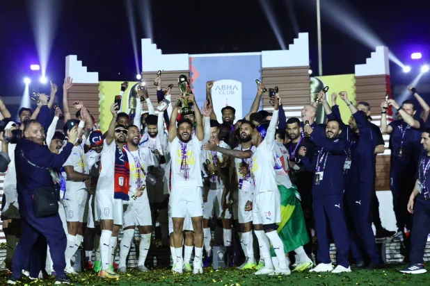لاعبو أبها لحظة تتويجهم بكأس يلو (الشرق الأوسط)