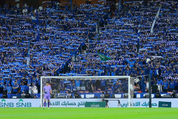 جماهير الهلال فاجأت المدرب والإدارة بتصرفها خلال الاحتفال باللقب الملكي (رويترز)