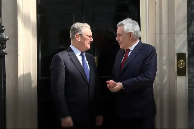Starmer ve Brown, Başbakanlık konutu 10 Downing Street'in önünde... 9 Mayıs (DPA)