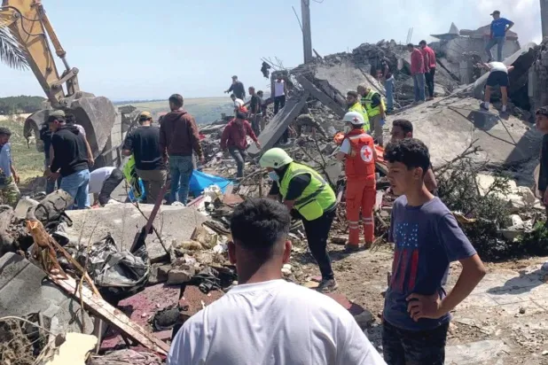 
عمال إغاثة يحاولون انتشال مصابين من تحت أنقاض منزل دمرته غارة إسرائيلية في بلدة السكسكية بجنوب لبنان (متداول)