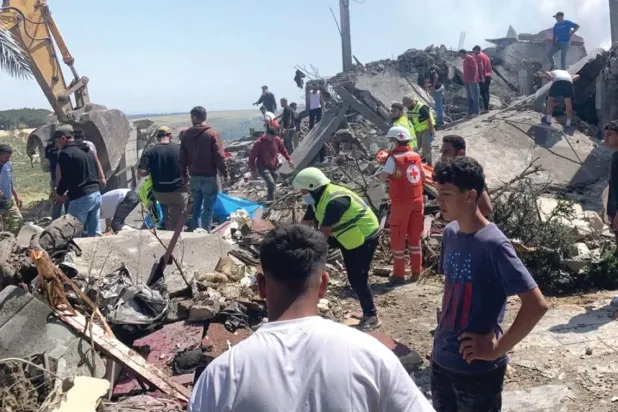 Lübnan’ın güneyindeki es-Saksakiyye beldesinde İsrail saldırısı sonucu yıkılan bir evin enkazı altından yaralıları çıkarmaya çalışan kurtarma ekipleri (Sosyal medya)