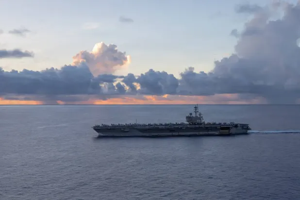 Umman (Arap) Denizi'ni geçerek Hürmüz Boğazı'na doğru ilerleyen USS George H.W. Bush uçak gemisinin bölgedeki operasyonları sırasında çekilmiş bir fotoğraf (CENTCOM)