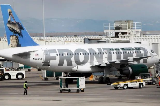Denver Havalimanı'nda bir Frontier Airlines uçağı (Reuters)