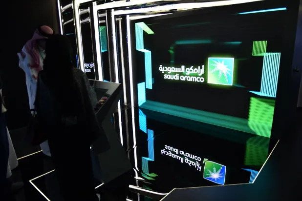 زوار يتوقفون عند جناح «أرامكو» في معرض مسك العالمي (أرشيفية - أ.ف.ب)