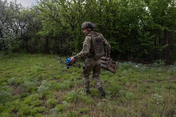 In this photo provided by Ukraine's 93rd Kholodnyi Yar Separate Mechanized Brigade press service, a Ukrainian soldier prepares an FPV drone to fire towards Russian positions in Druzhkivka, Donetsk region, Ukraine, Thursday, May 7, 2026. (Iryna Rybakova/Ukraine's 93rd Mechanized Brigade via AP) 