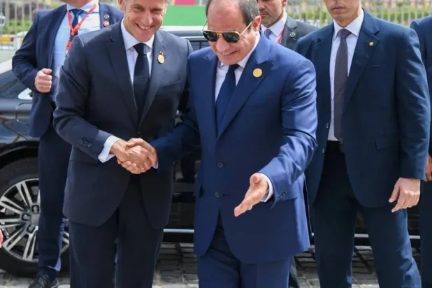 Sisi welcomed Macron and the two discussed regional developments. (Egyptian Presidency) 