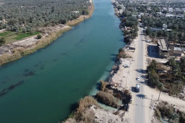 صورة من الأعلى لمرور نهر الفرات في مدينة النجف جنوب العراق (رويترز)