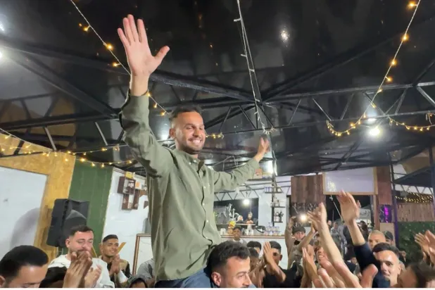 الفلسطيني أيمن محيسن يحتفل بزفافه في أبريل الماضي في حي الرمال بمدينة غزة (صورة قدمها محيسن)