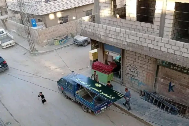 اللوحة التعريفية لـ«قصر العدل» خلال نقلها في شوارع الحسكة (مرصد الحسكة)