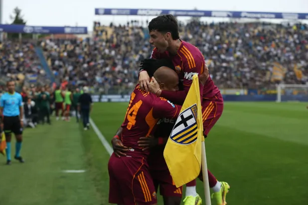 فرحة لاعبي روما بالفوز في ملعب بارما (د.ب.أ)