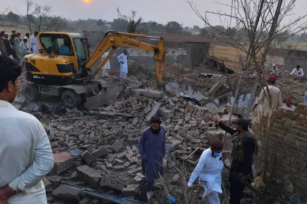 Polis memurları, Pakistan'ın Hayber Pahtunhva eyaletinde bir güvenlik kontrol noktasında meydana gelen intihar saldırısının olay yerini inceliyor (AP)