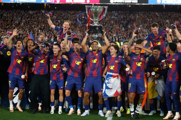 لاعبو برشلونه خلال تتويجهم باللقب (أ.ب)