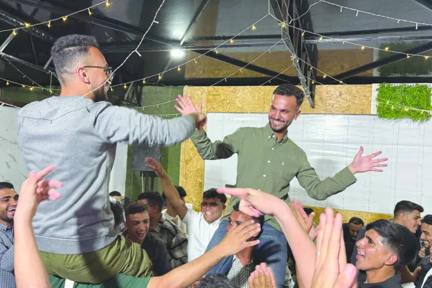 
الفلسطيني أيمن محيسن يحتفل بزفافه في أبريل الماضي بحي الرمال بمدينة غزة (صورة قدمها العريس)