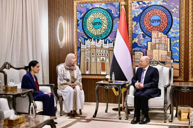الرئيس رشاد العليمي خلال استقبال السفير البريطانية لدى اليمن (سبأ)