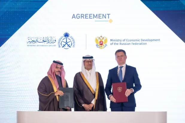 الأمير فيصل بن فرحان وألكسندر نوفاك والأمير عبد العزيز بن سلمان خلال توقيع الاتفاقية (واس)