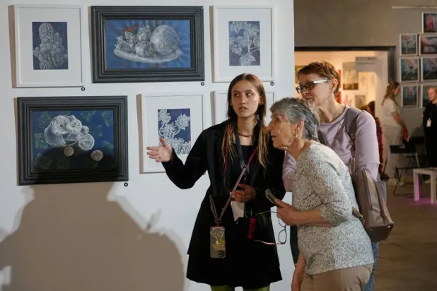  Visitors look at paintings by Ukrainian artists at the Art Kyiv 2026 Festival at the Art Ukraine Gallery in Kyiv, Ukraine, Friday, May 8, 2026. (AP) 