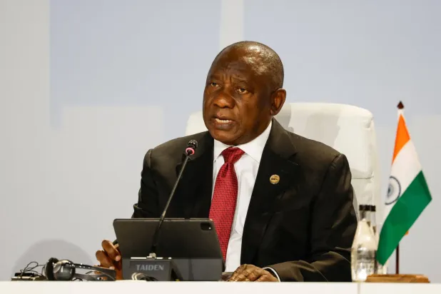 Güney Afrika Cumhurbaşkanı Cyril Ramaphosa, 24 Ağustos 2023'te Johannesburg'da düzenlenen BRICS zirvesinde konuşma yapıyor (AFP)