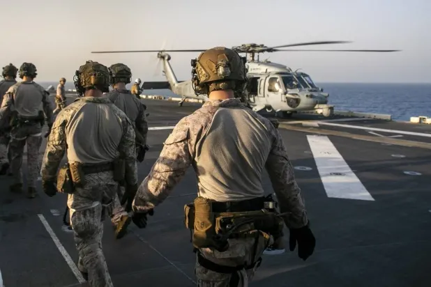 USS Tripoli amfibi saldırı gemisinin güvertesinde tatbikat yapan ABD Deniz Piyadeleri, 8 Mayıs 2026 (CENTCOM)