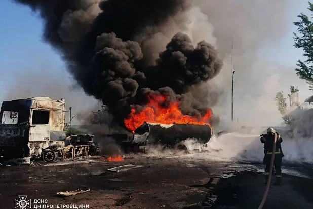 صورة نشرتها دائرة الطوارئ الحكومية الأوكرانية اليوم تظهر رجل إطفاء يحمل خرطوماً في محاولة لإخماد حريق في موقع غارة جوية في إقليم دنيبرو بأوكرانيا (أ.ف.ب)