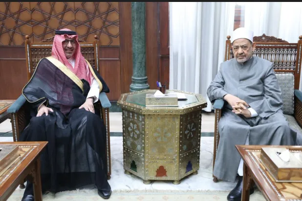 شيخ الأزهر خلال لقاء صالح بن عيد الحصيني الثلاثاء (المركز الإعلامي للأزهر) 