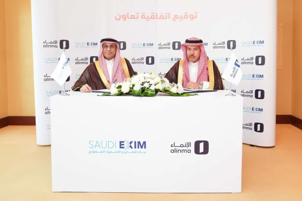 جانب من توقيع اتفاقية «بنك التصدير والاستيراد السعودي» و«مصرف الانماء» (الشرق الأوسط)