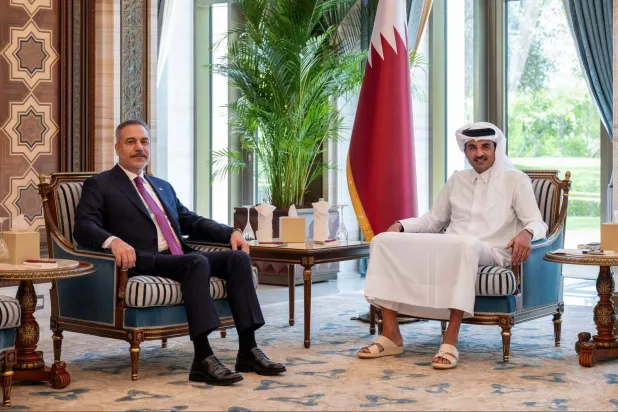 الشيخ تميم بن حمد آل ثاني أمير قطر استقبل بمكتبه في قصر لوسيل هاكان فيدان وزير الخارجية التركي (قنا)
