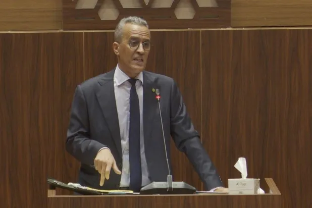 وزير الصيد الموريتاني خلال الجلسة المثيرة للجدل (وزارة الصيد على «فيسبوك»)