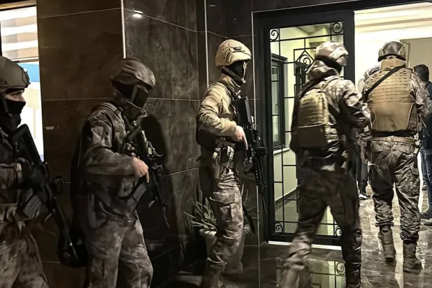 عناصر من قوات مكافحة الإرهاب في إسطنبول في أثناء مداهمة موقع لمطلوبين من عناصر «داعش» (الداخلية التركية)