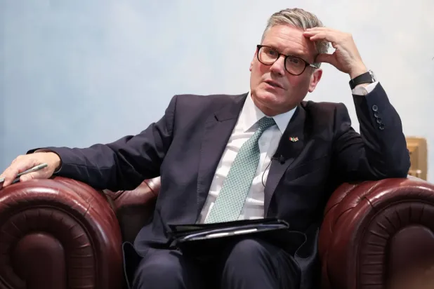 Starmer, yerel seçimlerde partinin aldığı yenilginin tüm sorumluluğunu üstlendiğini söyledi (AP)