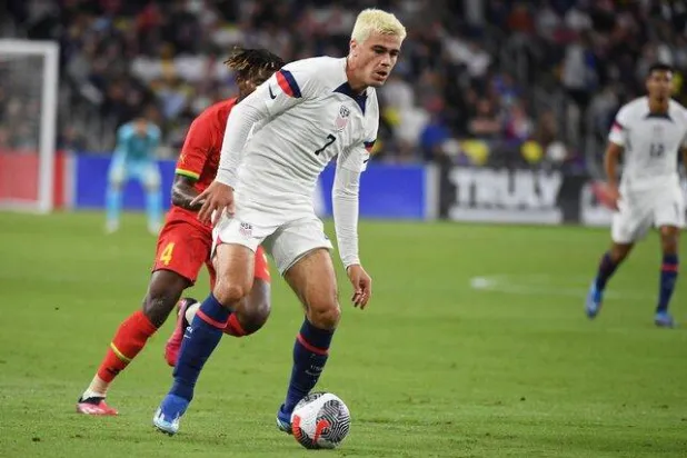 جيو رينا لاعب بوروسيا مونشينغلادباخ ومنتخب أميركا (رويترز)