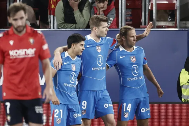 فرحة لاعبي اتليتكو مدريد بهدف سورلوث في مرمى أوساسونا (إ.ب.أ)
