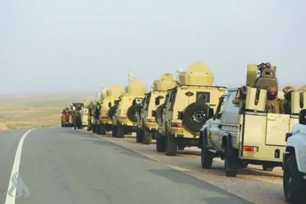 
قوة من «الحشد الشعبي» خلال عملية «فرض السيادة» في صحراء كربلاء جنوب العراق أمس (موقع الهيئة)