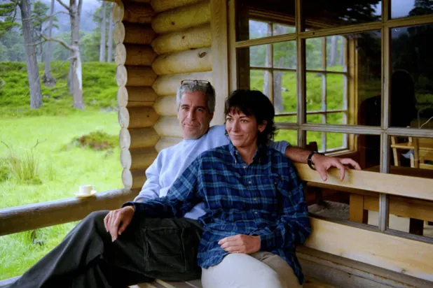ABD Adalet Bakanlığı tarafından yayınlanan Jeffrey Epstein ve ortağı Ghislaine Maxwell'in fotoğrafı (ABD Adalet Bakanlığı- Reuters)