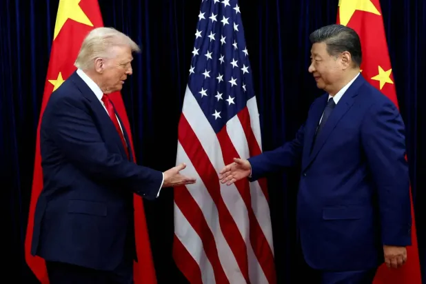Çin Devlet Başkanı Şi Cinping ile ABD Başkanı Donald Trump, geçen ekim ayında Güney Kore’de gerçekleştirilen son görüşmelerinde tokalaşırken görülüyor. (Reuters)