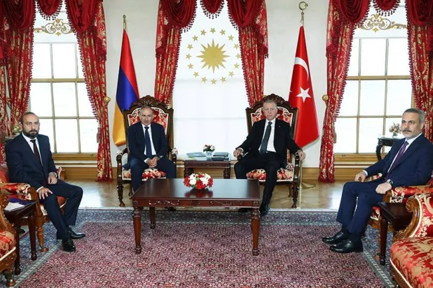 مباحثات بين الرئيس التركي رجب طيب إردوغان ورئيس الوزراء الأرميني نيكول باشينيان في إسطنبول خلال زيارة عمل قام بها لتركيا في 20 يونيو 2025 (الرئاسة التركية)