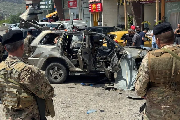 عناصر من الجيش اللبناني في موقع استهداف إسرائيلي لسيارة بمنطقة الجية على أوتوستراد بيروت - الجنوب (رويترز)